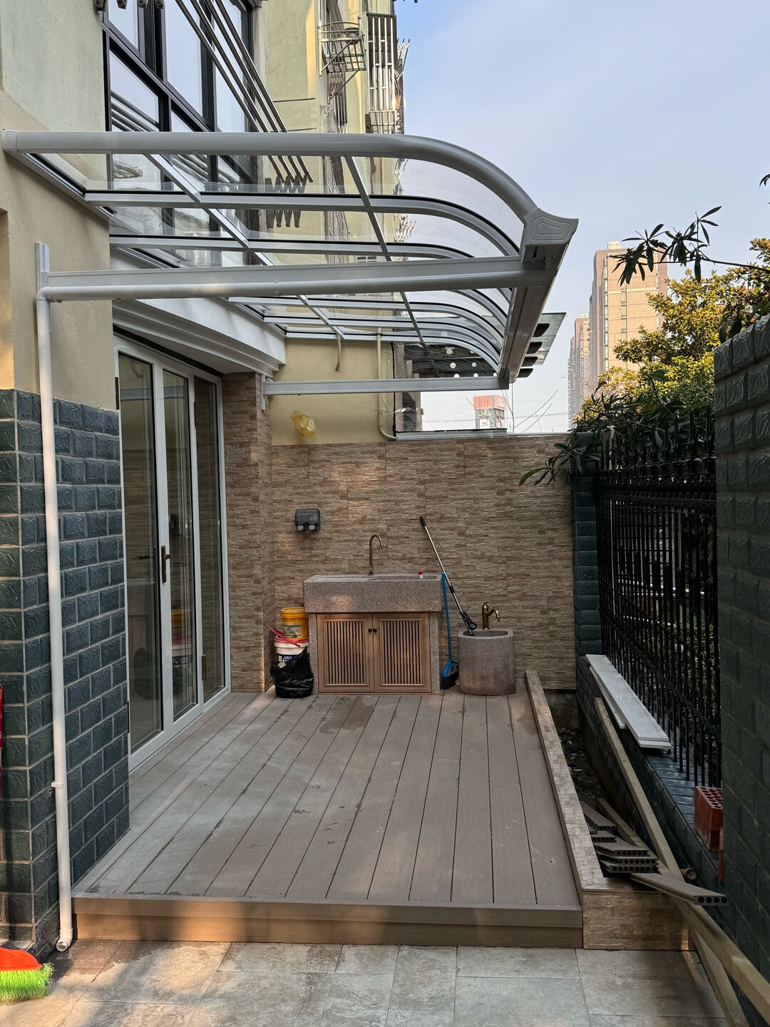 弧形雨棚的定制安装注意事项   