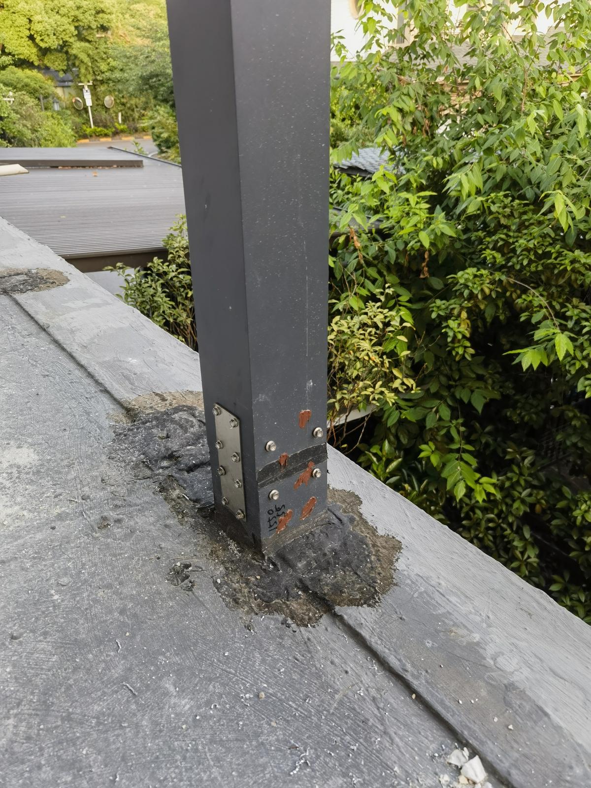 网购雨棚踩坑实录_验收时才发现立柱是拼接的   