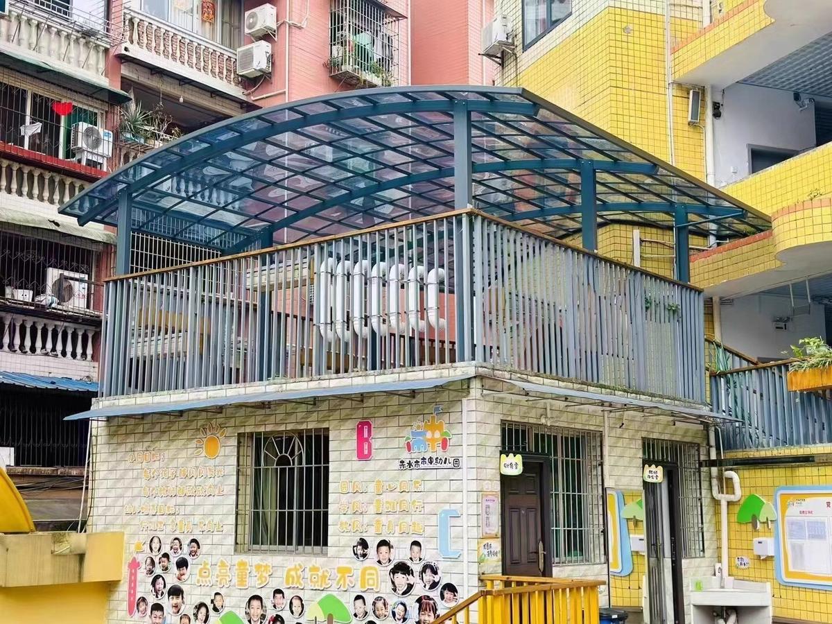 幼儿园楼顶 45㎡铝合金耐力板雨棚