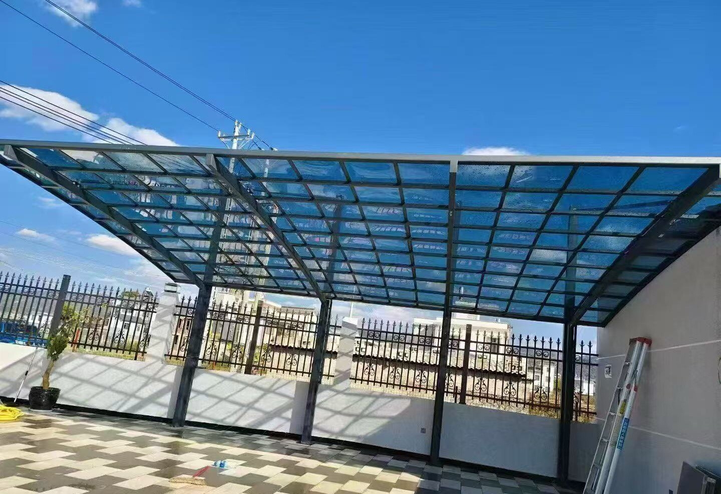 铝合金搭配耐力板雨棚