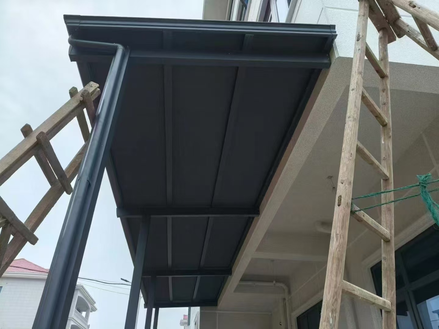 海口美兰区自建房长城板雨棚安装
