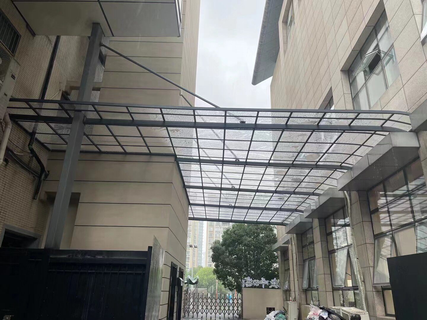 高层楼宇电梯连廊耐力板雨棚 (1).jpg