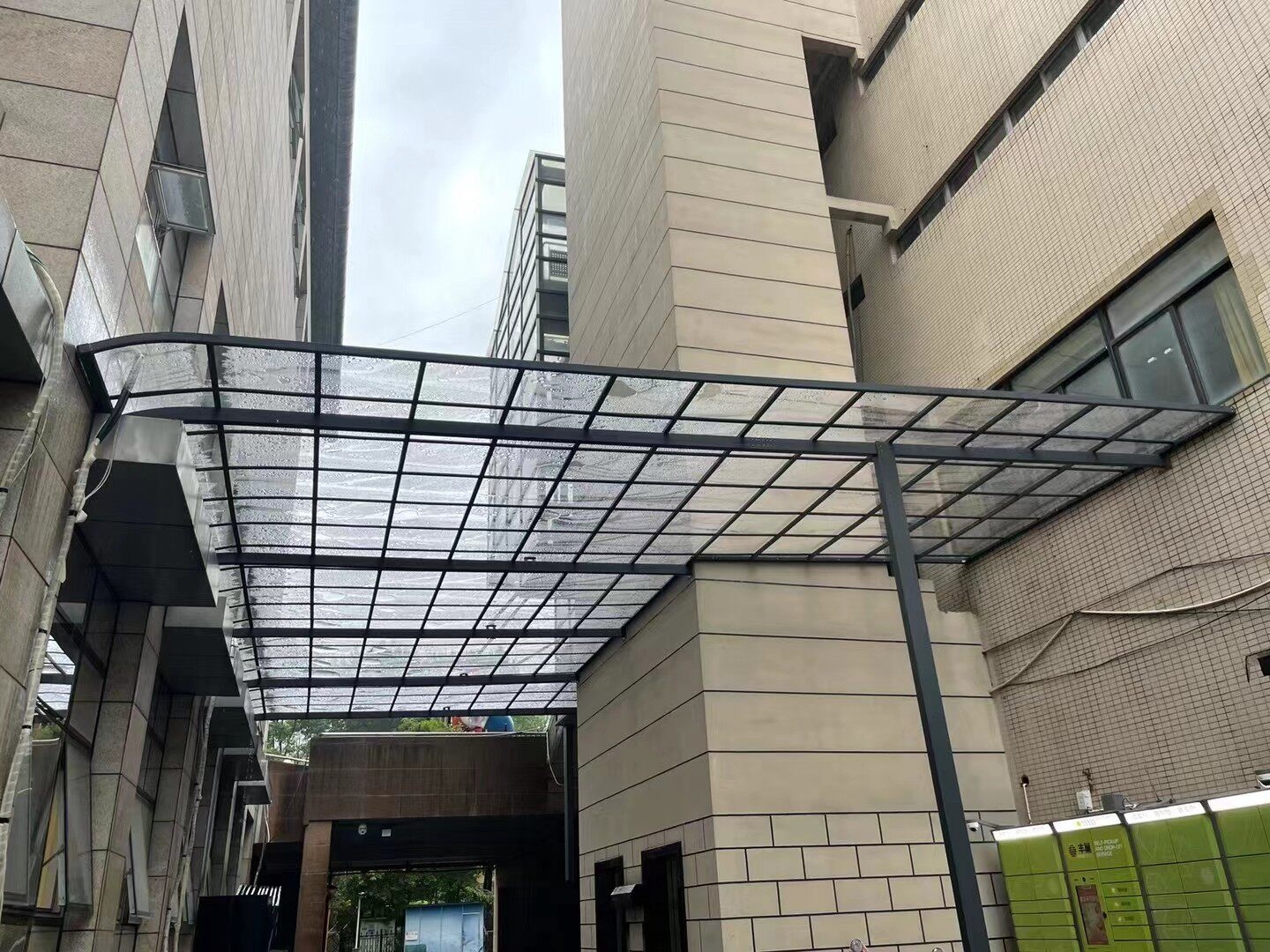 高层楼宇电梯连廊耐力板雨棚 (2).jpg