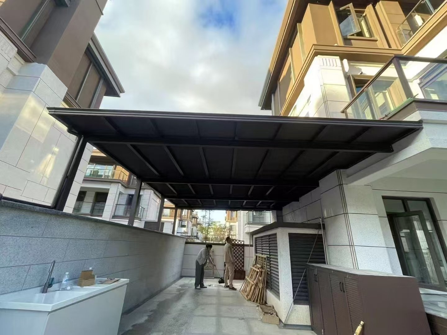 海口龙华区别墅庭院露台过道改造铝合金平顶雨棚定制解决核心痛点