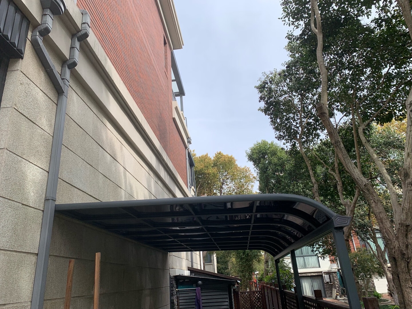别墅庭院内的靠墙式铝合金耐力板雨棚 (3).jpg