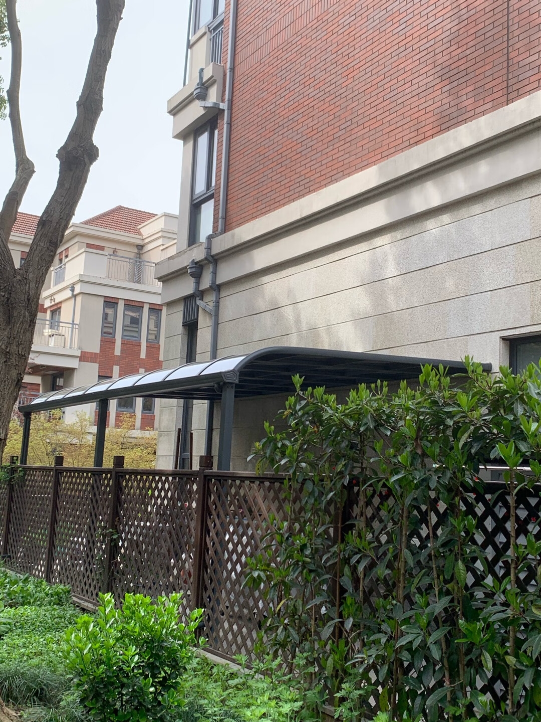 别墅庭院内的靠墙式铝合金耐力板雨棚 (1).jpg