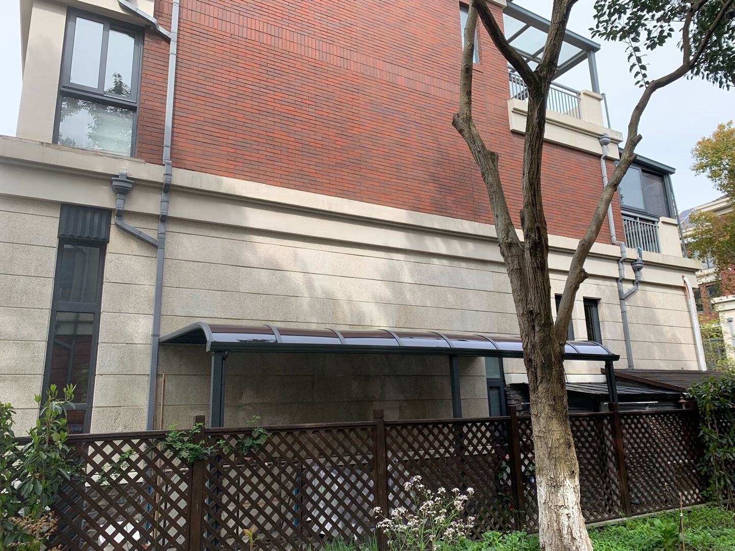 别墅庭院内的靠墙式铝合金耐力板雨棚 (2).jpg